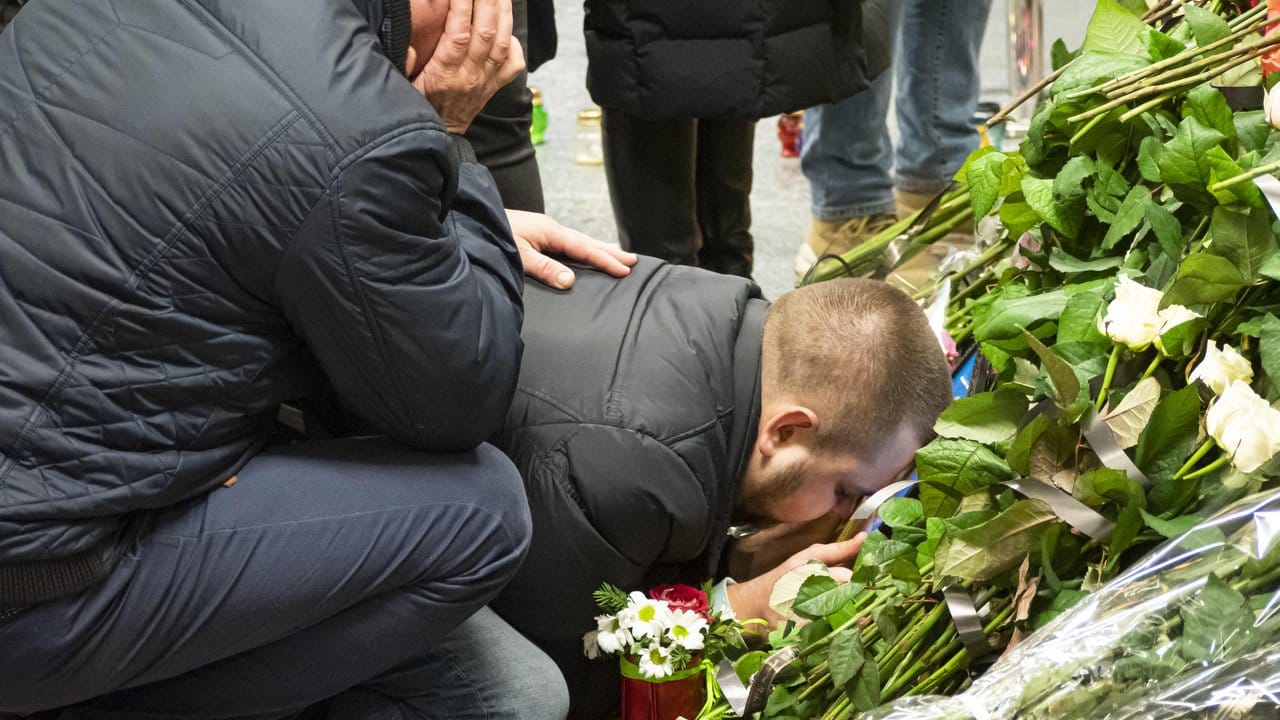 Angehörige der Opfer trauern am Flughafen von Kiew.