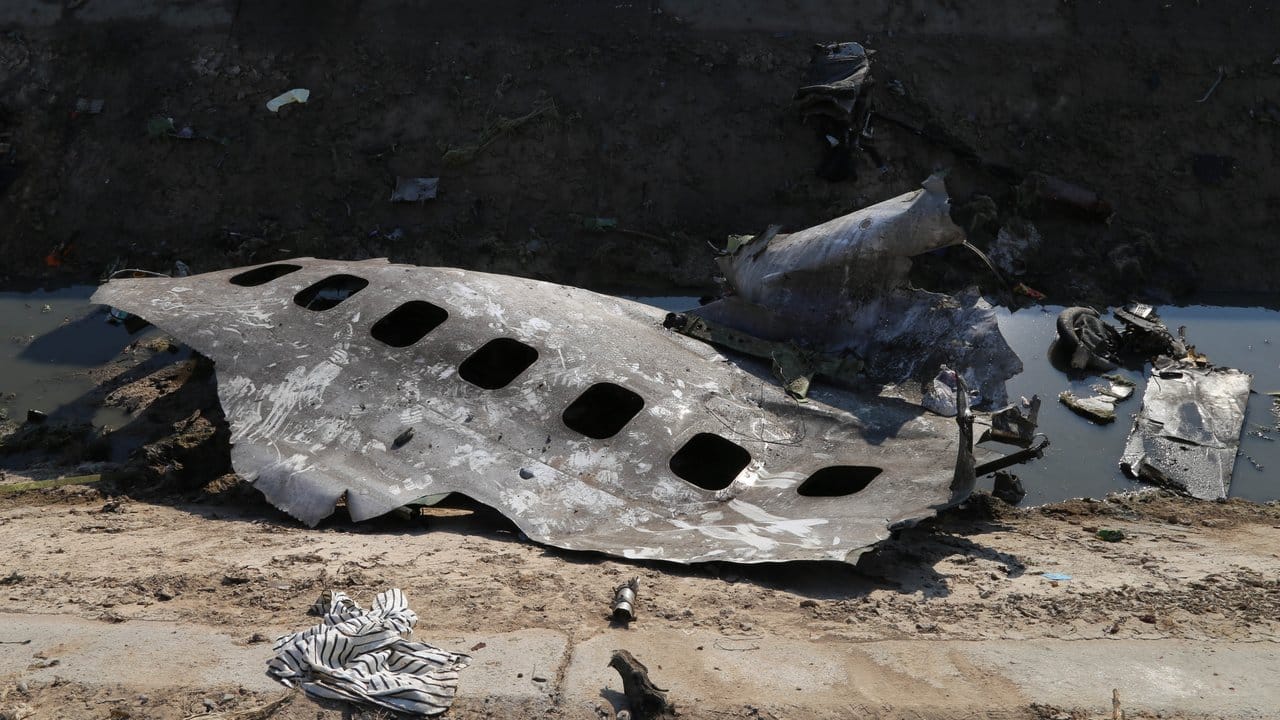 Trümmerteile der ukrainischen Passagiermaschine liegen am Absturzort.