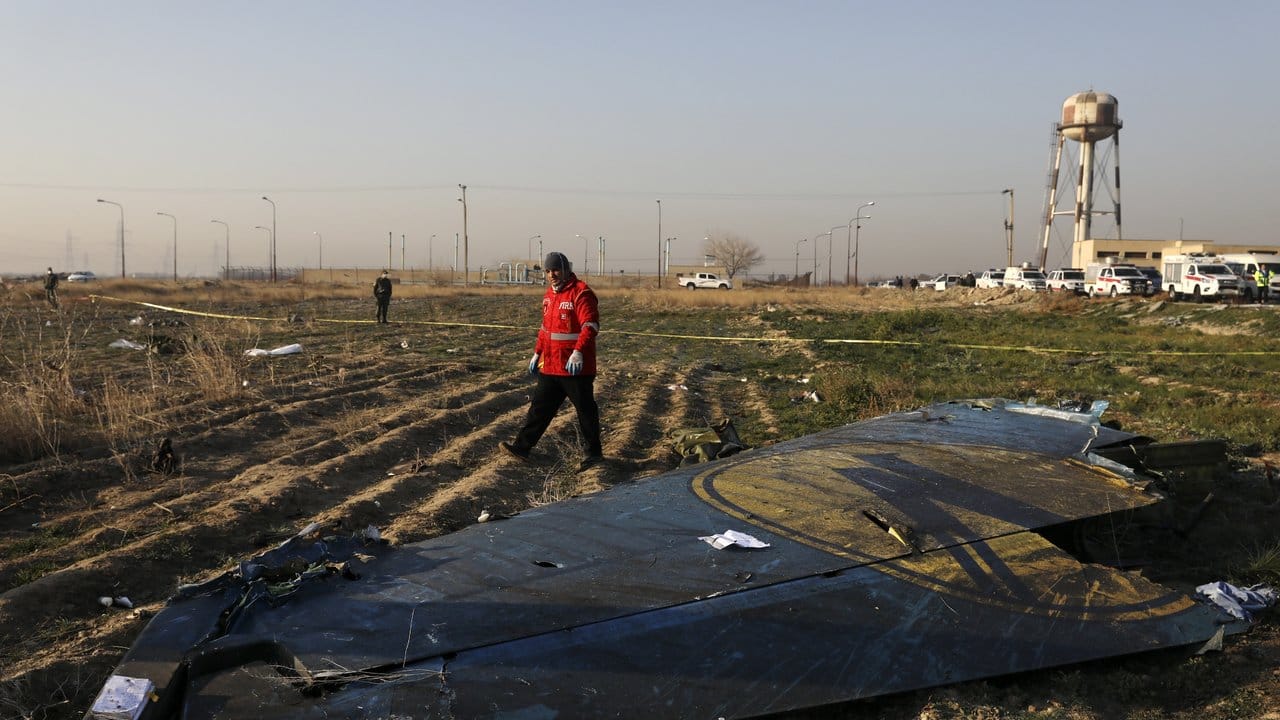 Die Maschine der Ukraine International Airlines stürzte am frühen Mittwochmorgen nach dem Start nahe Teheran ab.