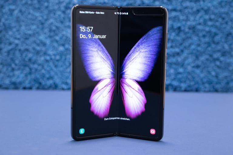 Mit dem Galaxy Fold 5G liefert Samsung sein erstes faltbares Smartphone. Dieses lässt sich nach innen falten.