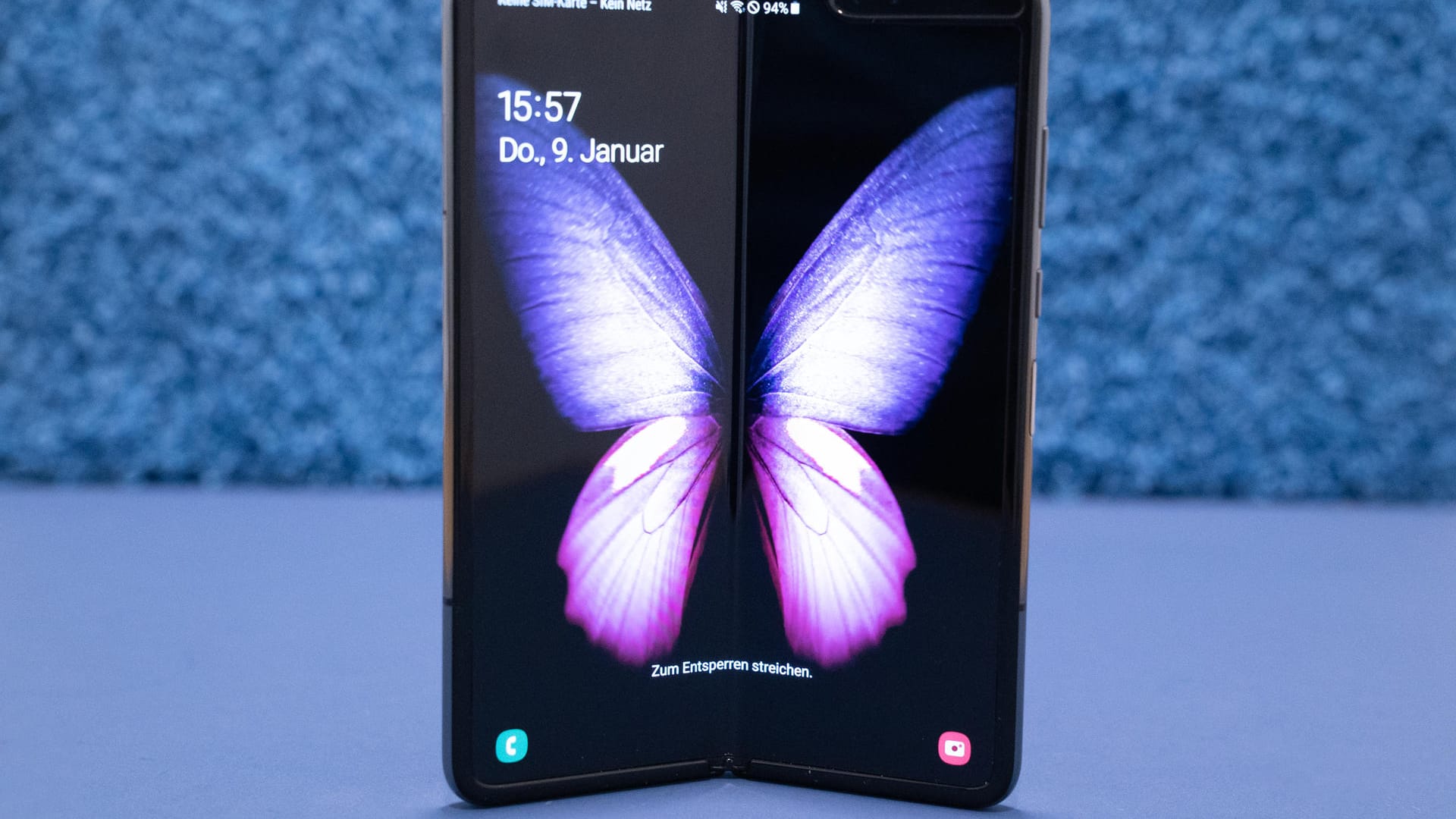 Mit dem Galaxy Fold 5G liefert Samsung sein erstes faltbares Smartphone. Dieses lässt sich nach innen falten.