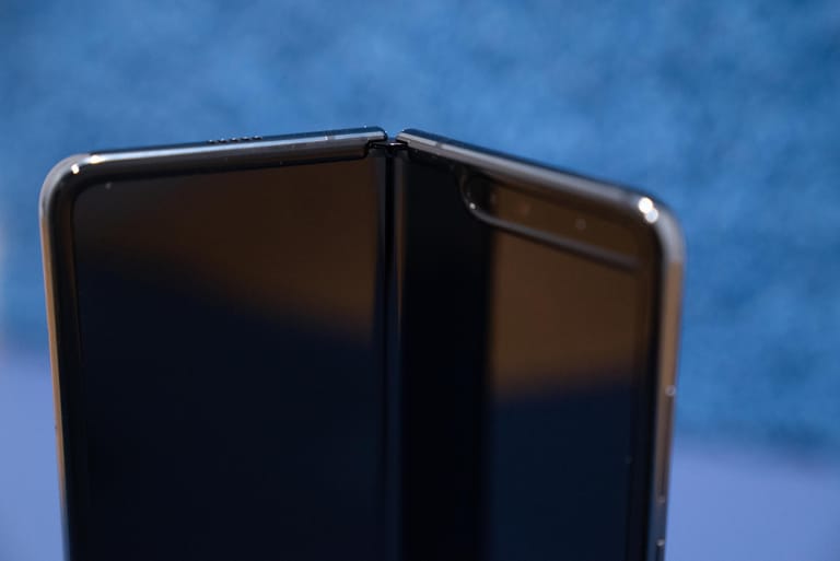 Alle Linsen können dabei mit Bildern beeindrucken, die qualitativ sich auf dem Niveau von Samsungs Galaxy 10 bewegen – wenn auch manche Fotos ein wenig verwaschener wirken. Besonders feine Fotos schießt das Fold dabei bei gutem Licht, aber auch Nachtbilder können mit entsprechend aktiviertem Modus beeindrucken.