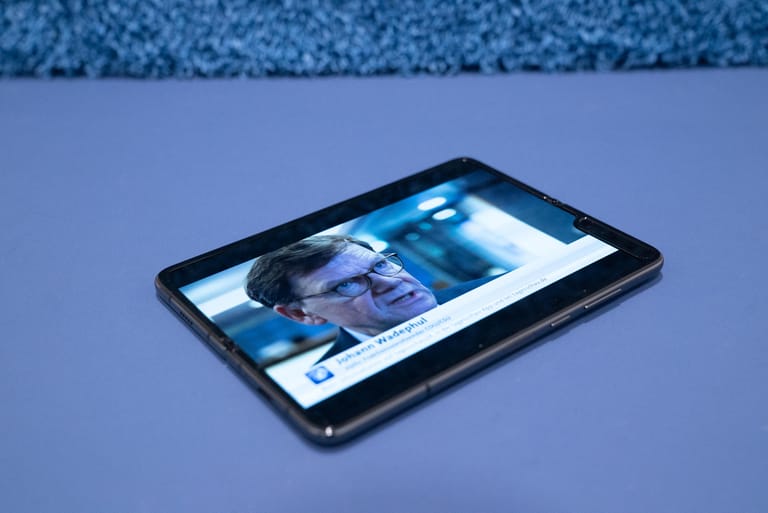 Das Galaxy Fold 5G ist seit September 2019 im Handel verfügbar. Es kostet bei Verkaufsstart etwa 2.100 Euro, mittlerweile finden sich online aber auch Angebote für unter 1.900 Euro.