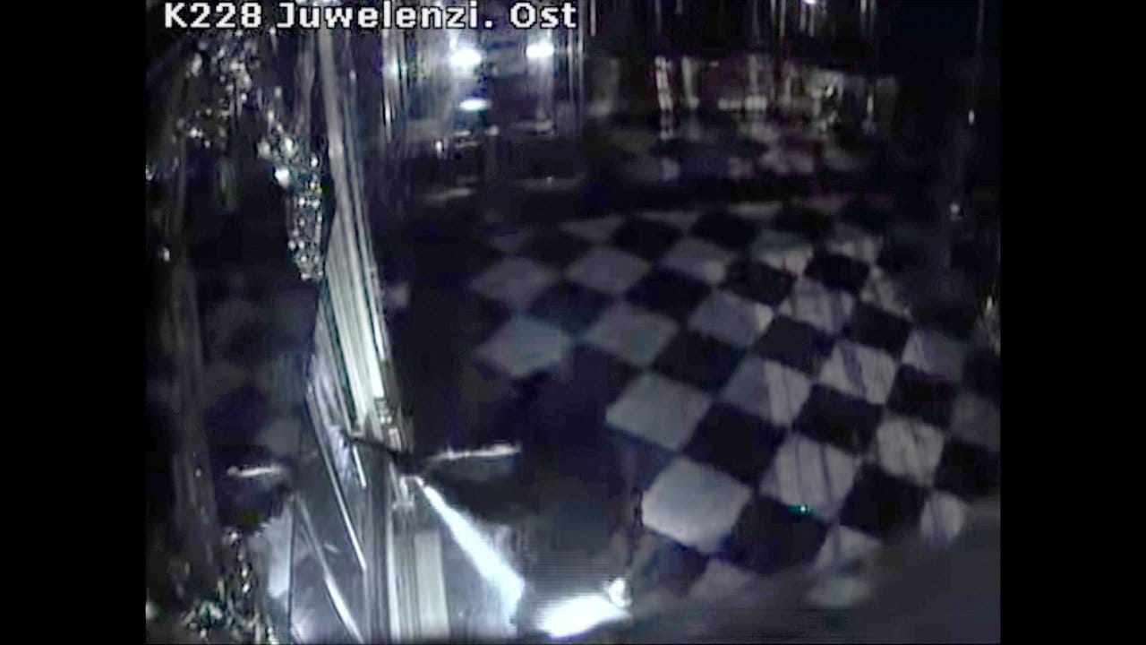 Screenshot aus einem von der Polizei Sachsen veröffentlichten Überwachungsvideo des Einbruchs im Grünen Gewölbe.