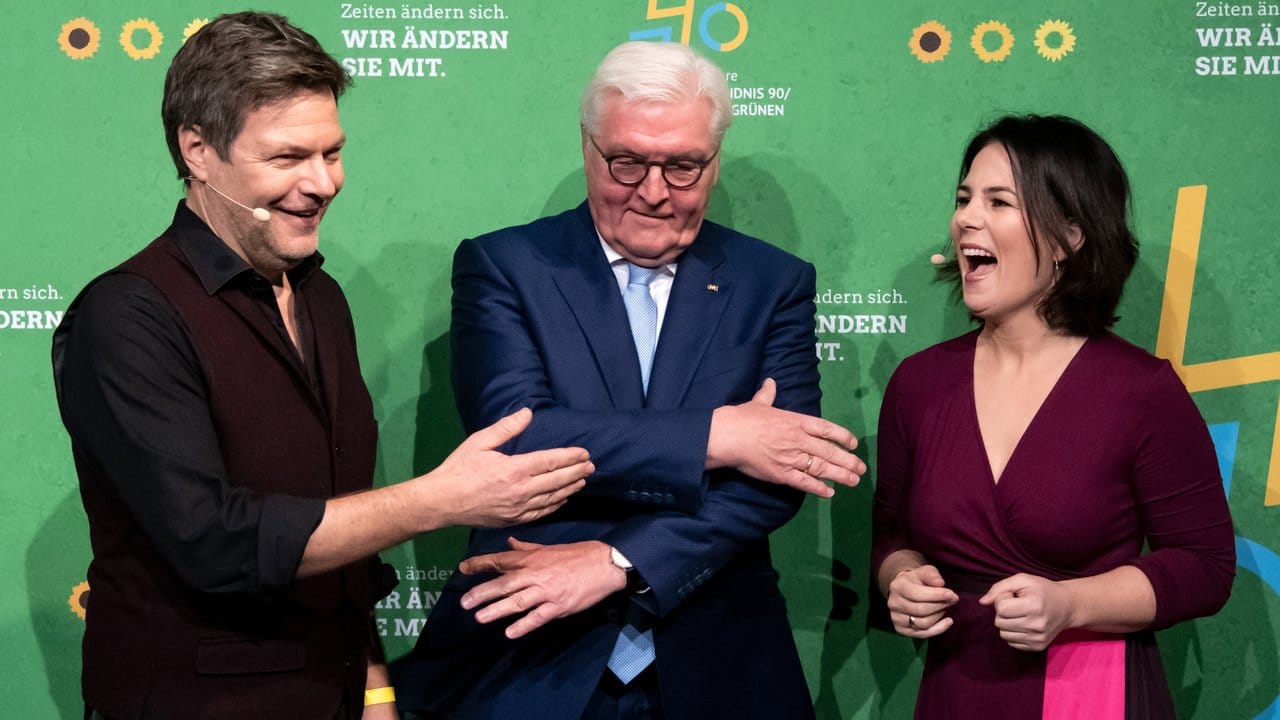 Bundespräsident Frank-Walter Steinmeier (M) mit Robert Habeck (l) und Annalena Baerbock bei der Jubiläumsfeier 30 Jahre Bündnis 90 und 40 Jahre Die Grünen.