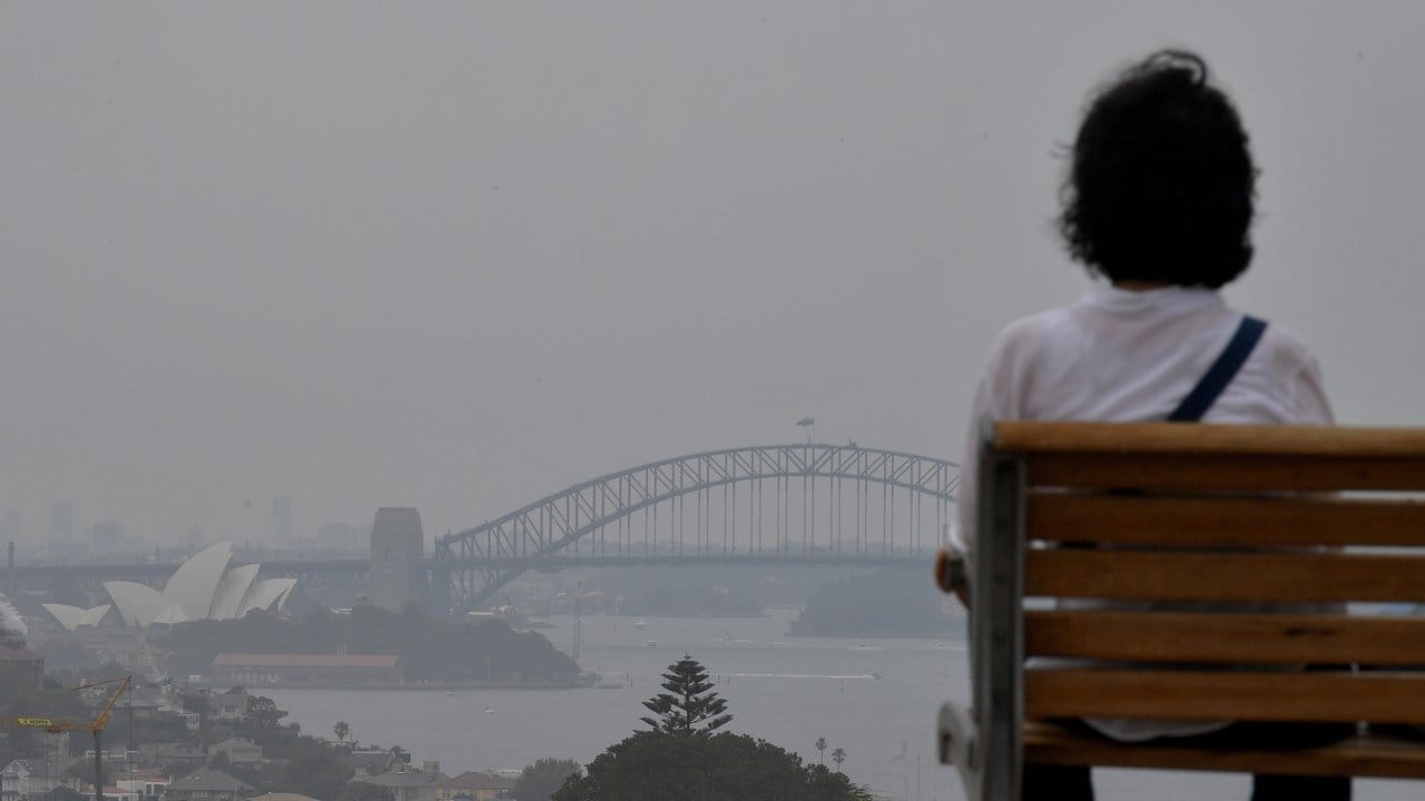 Durch Buschbrände verursachter Rauch liegt über der berühmten Oper in Sydney.