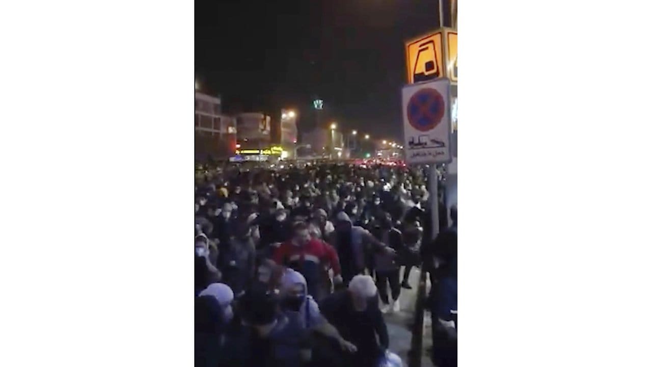 Das Videostandbild soll eine Menschenmenge zeigen, die in Teheran vor der Polizei flieht.