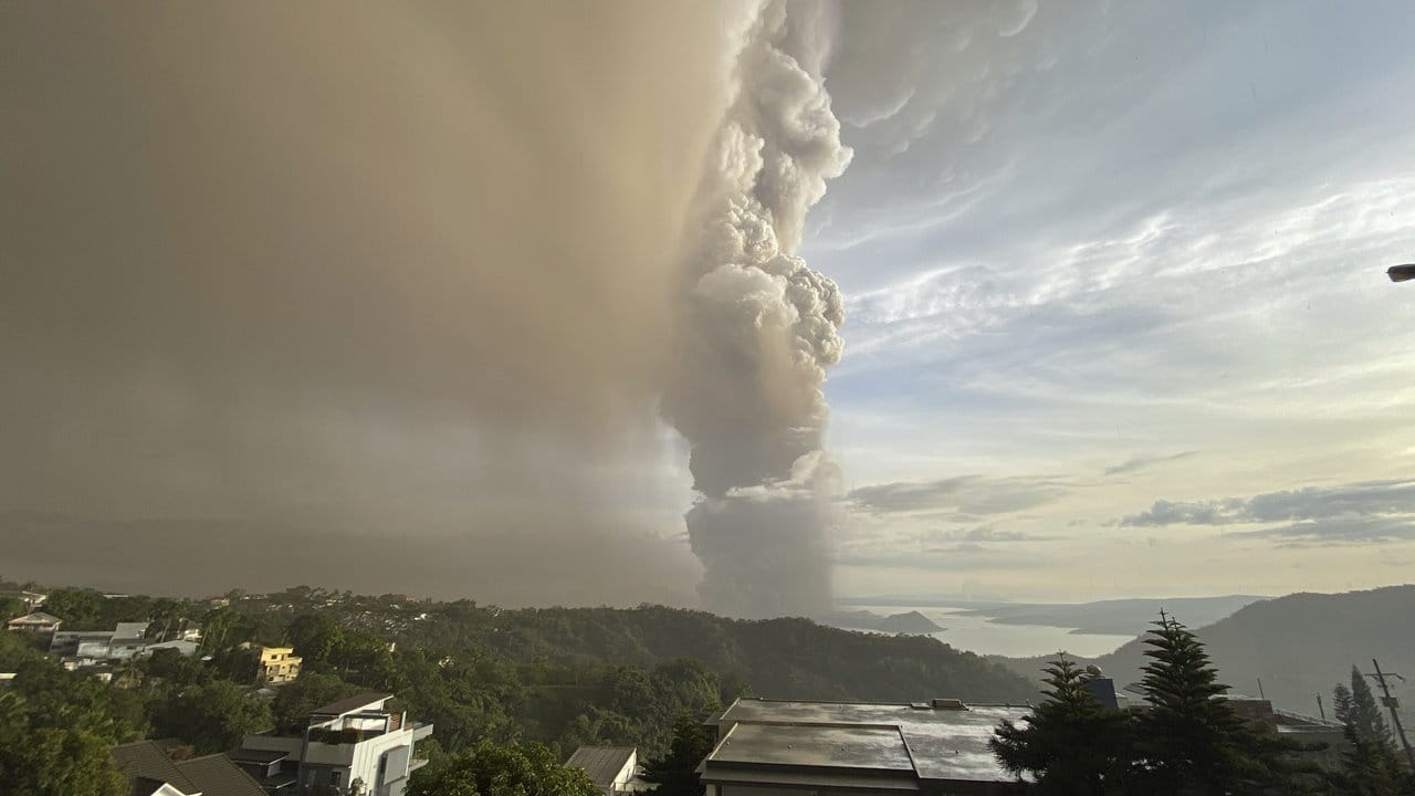Über die Provinz Cavite ziehen riesige Wolken aus Asche und Rauch.