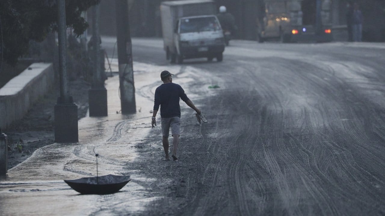 Eine Straße in der Provinz Cavite südlich von Manila ist von Asche bedeckt.