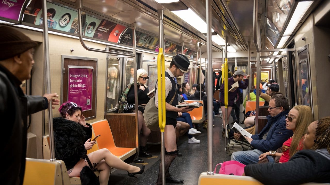 Pendler am jährlichen "No Pants Subway Ride" in New York.
