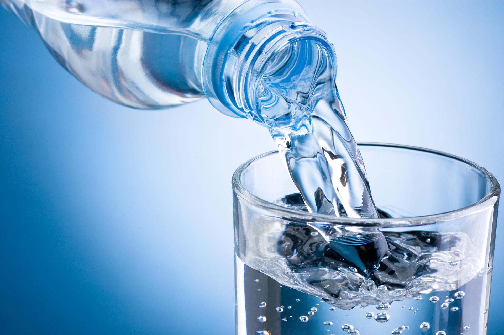 Greifen Sie bei Mineralwasser zu Sorten mit einem Kalziumgehalt von mehr als 150 Milligramm pro Liter. So decken Sie mit anderthalb Litern etwa ein Viertel Ihres Tagesbedarfs.