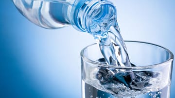 Greifen Sie bei Mineralwasser zu Sorten mit einem Kalziumgehalt von mehr als 150 Milligramm pro Liter. So decken Sie mit anderthalb Litern etwa ein Viertel Ihres Tagesbedarfs.