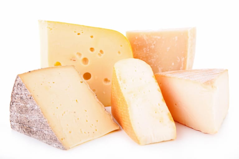 Hartkäse wie Emmentaler oder Bergkäse sind als Kalziumlieferanten kaum zu toppen. 100 Gramm Käse liefern rund 1000 Milligramm von dem Mineralstoff. Wegen des hohen Fettgehalts genießen Sie den Knochenstärker am besten nur in Maßen.