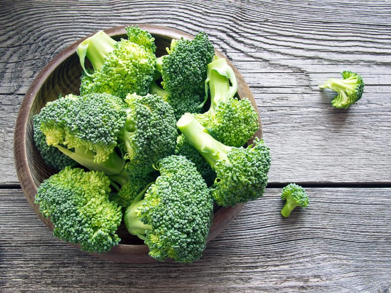In Brokkoli steckt vor allem Vitamin K, was die Kalziumeinlagerung in die Knochen fördert.