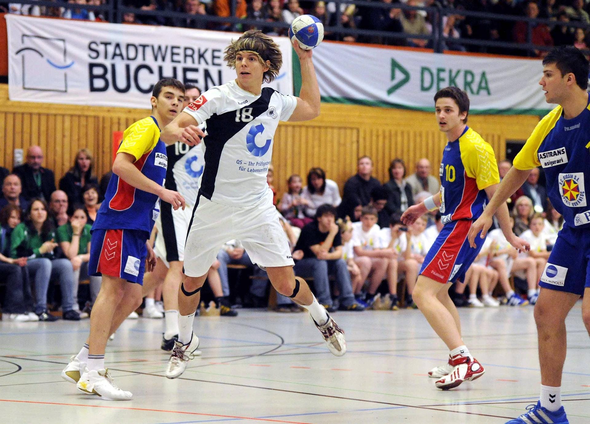Wehende Mähne: Kai Häfner (30) bei einem Junioren-Länderspiel 2008. Sein Debüt bei den "Großen" gab der Linkshänder von der MT Melsungen zwei Jahre später.