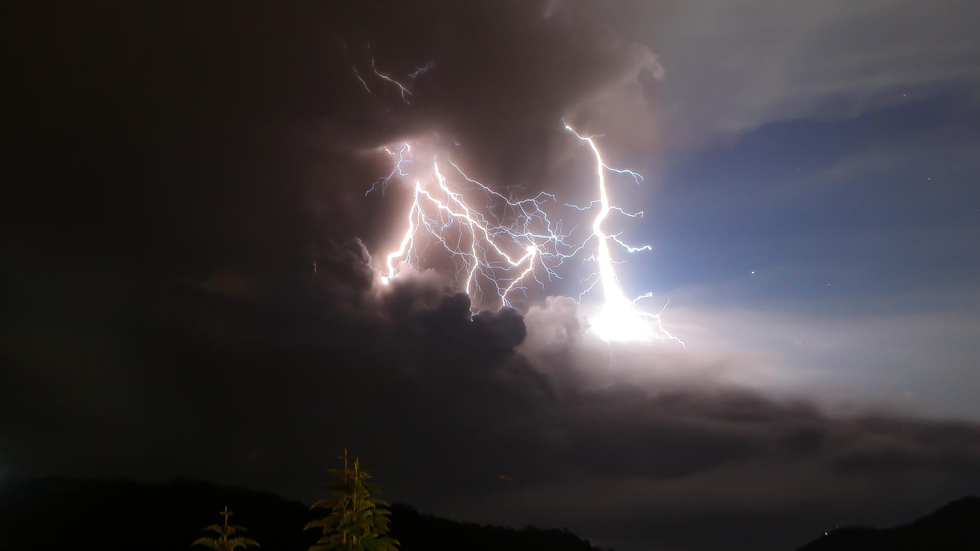 Blitzeinschlag bei Vulkanausbruch