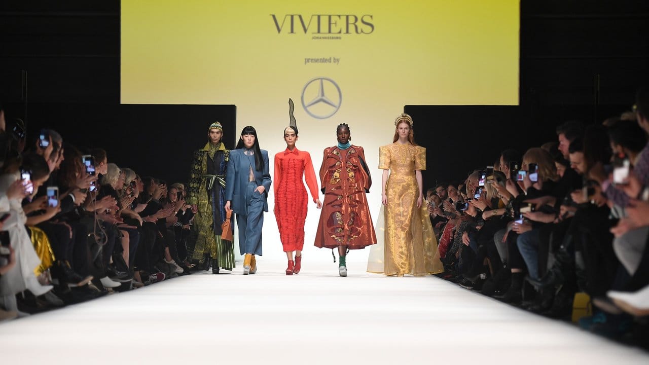 Models stellen verschiedene Stücke bei der Show von "Fashion Talents from South Africa" am Eröffnungsabend der Mercedes-Benz Fashion Week im Kraftwerk Berlin vor.