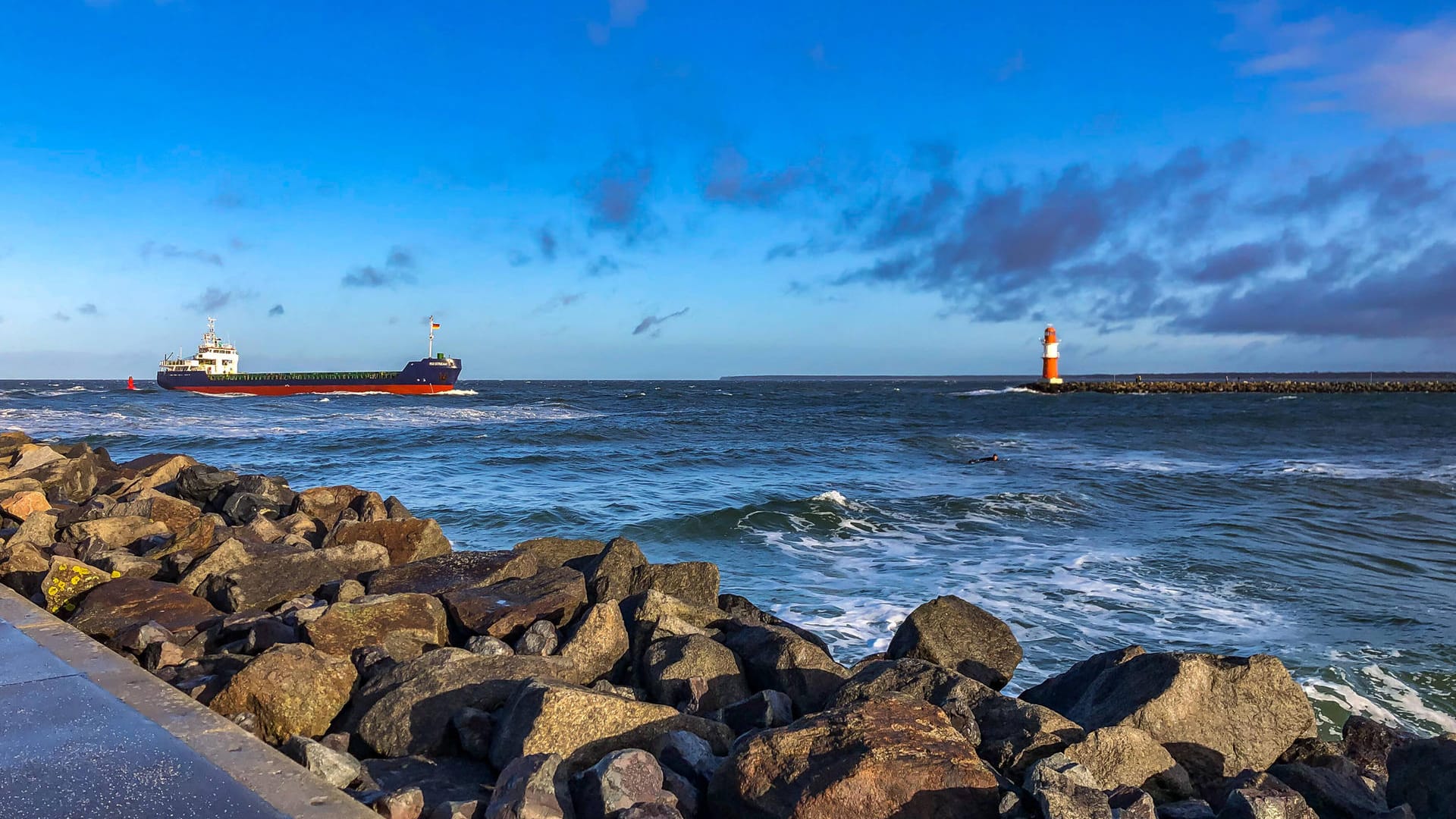 Warnemünde: Wetterfest gekleidet können Sie hier auch im Frühjahr und Herbst herrliche Spaziergänge an der erfrischenden Meeresluft unternehmen.