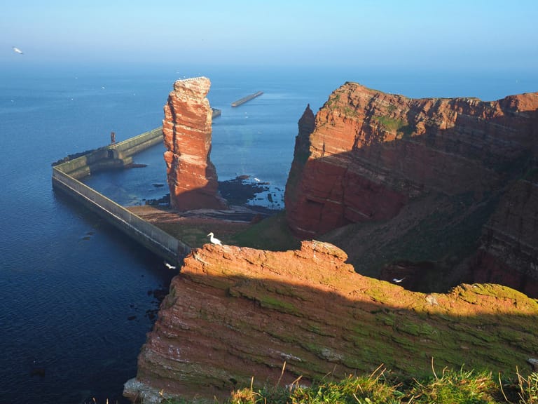 "Lange Anna": Der rund 50 Meter hohe Felsturm, der ein paar Meter vor der Insel steil aus der Nordsee ragt, ist ein Highlight auf Helgoland.