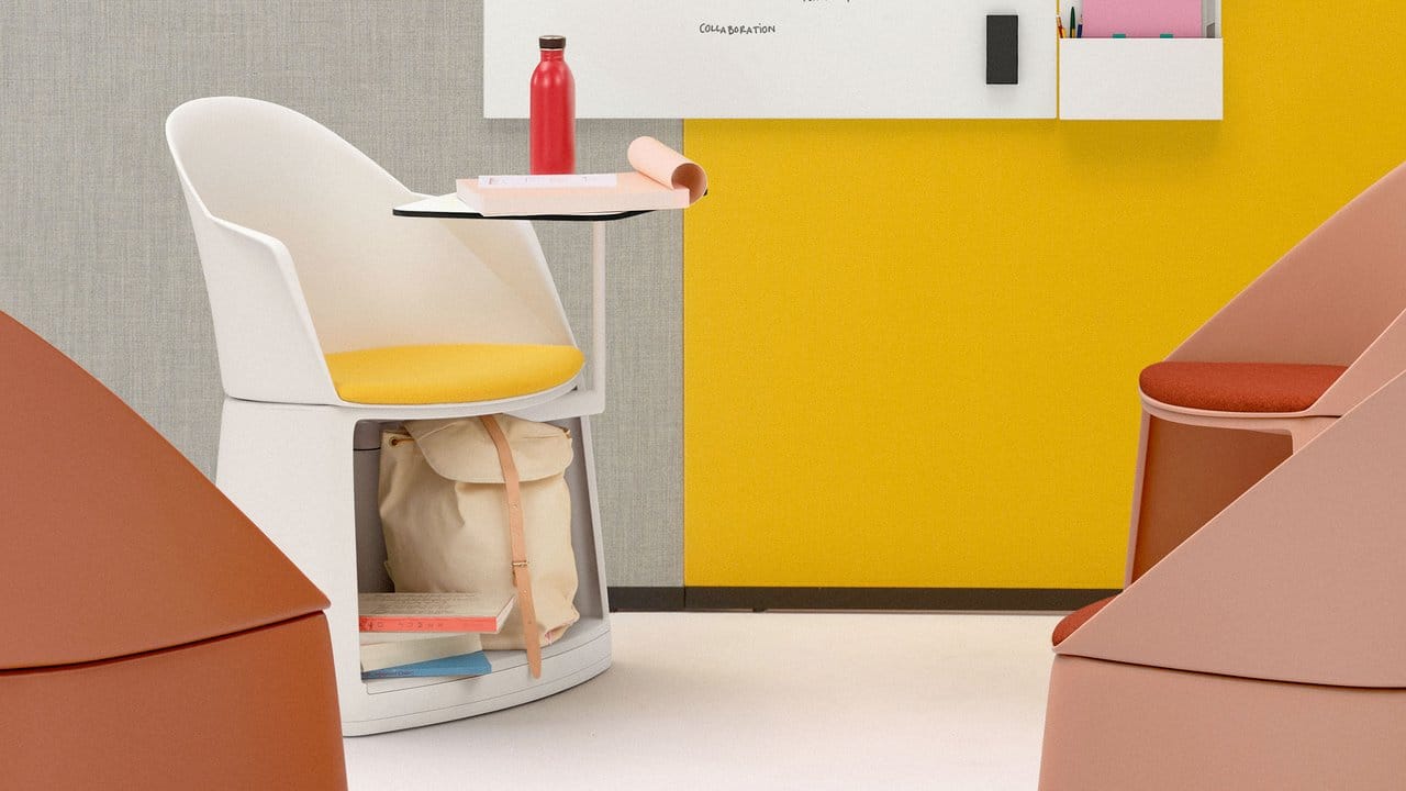 Der Stuhl Cila Go von Arper bietet in dieser Ausführung nicht nur Stauraum im Fußraum, er ist dank eines schwenkbaren Tischs ein ganzes kleines Büro.