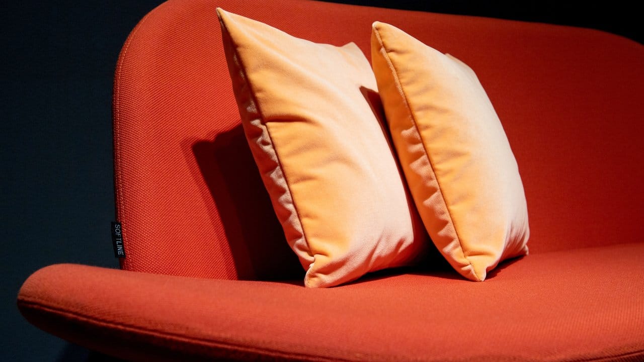 Farblich Ton in Ton abgestimmt sind die Kissen auf der Sitzgelegenheit des Herstellers Softline.