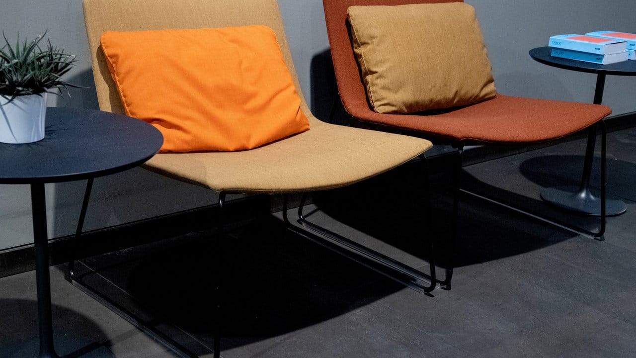 Farblich abgestimmt statt in krassen Kontrasten werden nun Kissen auf Sitzmöbeln arrangiert, so auch bei Arper am Rande der Internationalen Möbelmesse IMM in Köln.
