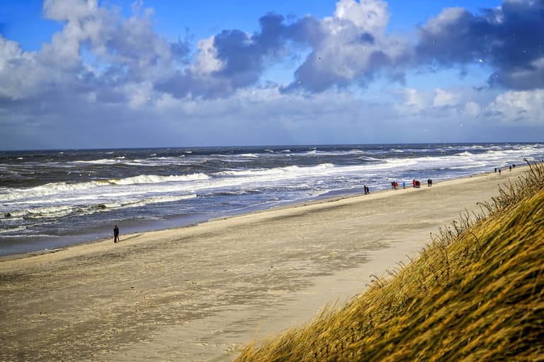 Westerland: Der Sandstrand im Westen Sylts ist nicht nur bei Spaziergängern sondern auch Windsurfern sehr beliebt.