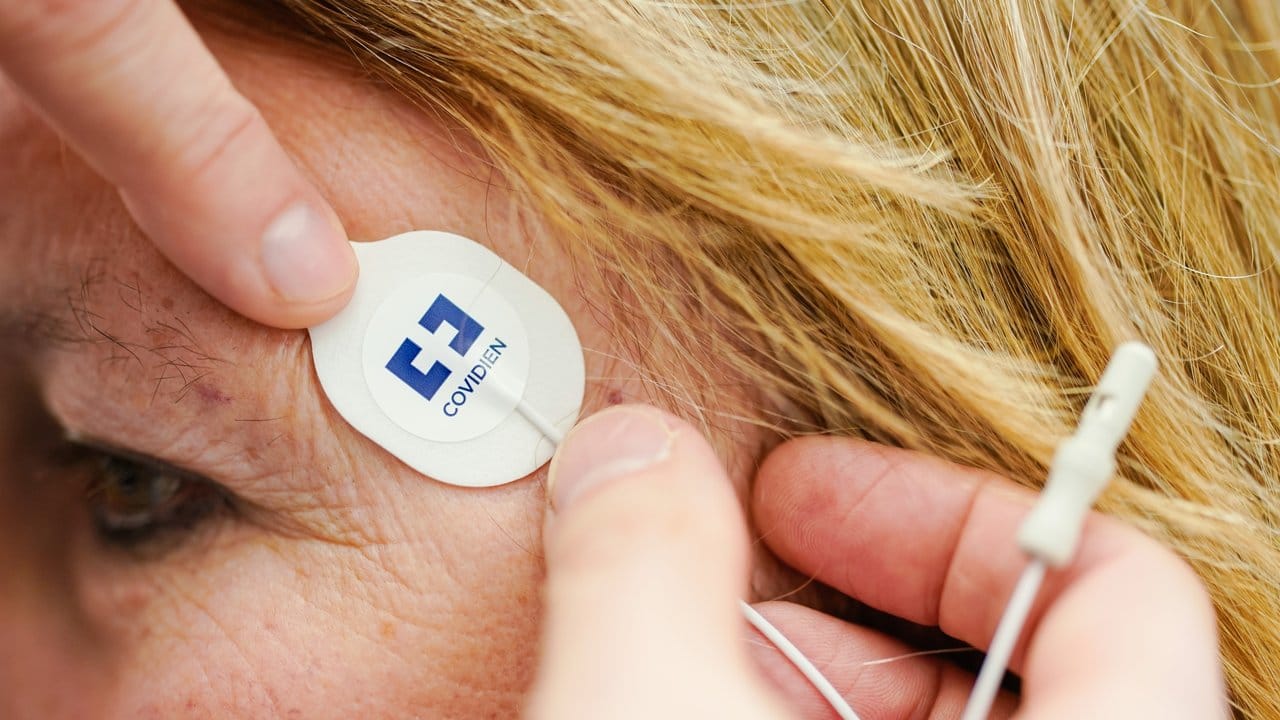 Eine Elektrode hilft bei der Erforschung des Schlafverhaltens.