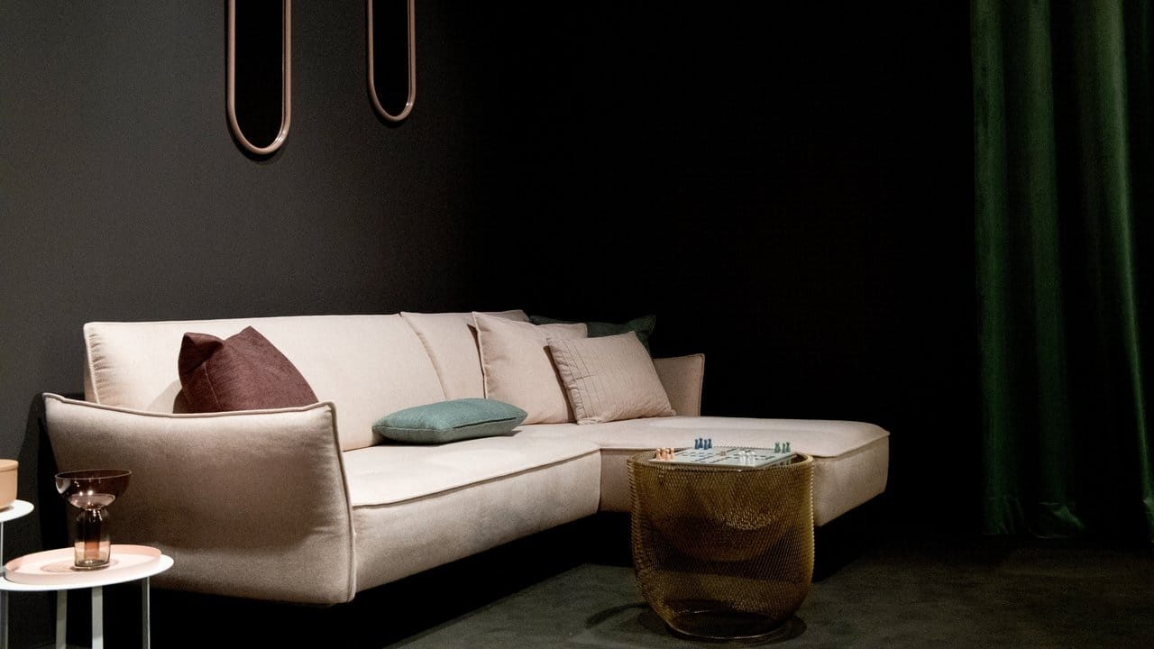 Ein Wohnbeispiel, das die Trendfarbe "be rooted!" von Colornetwork aufgreift - in Kombination mit einem hellrosa Sofa.