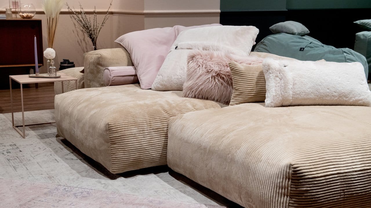 Andere Wirkung je nach Stoffart: Das Beige beim Sofa von Vetsak wirkt auf dem Cordbezug und dem Kissenbezug aus Fell sehr unterschiedlich.