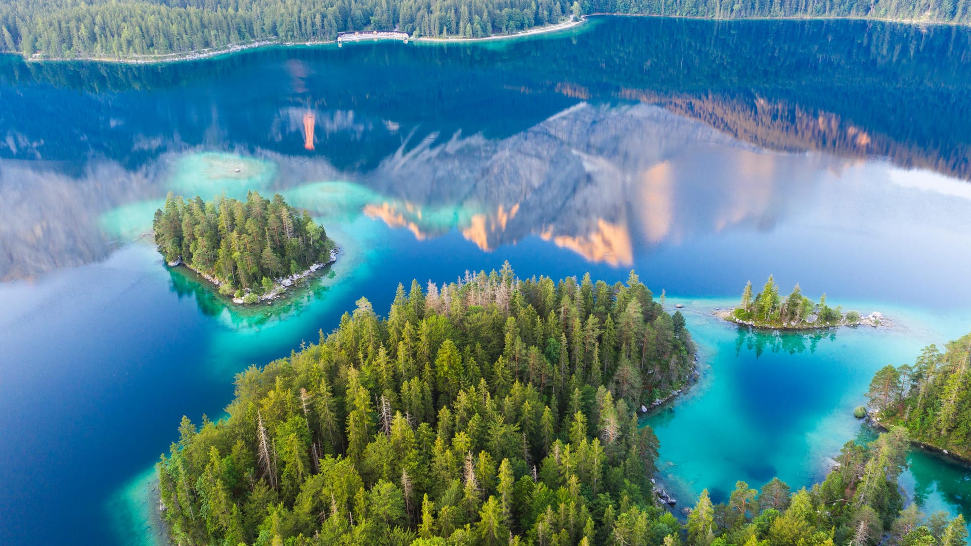 Blick auf den Eibsee: Das glasklare Gewässer ist ein ideales Ausflugsziel für Wasser- und Bergfans.