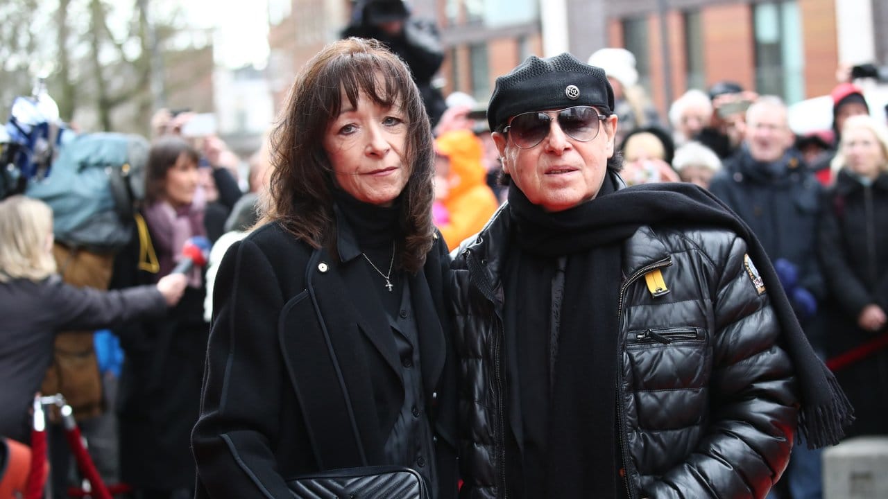 Scorpions-Sänger Klaus Meine nimmt mit seiner Frau Gabi Abschied von Jan Fedder.