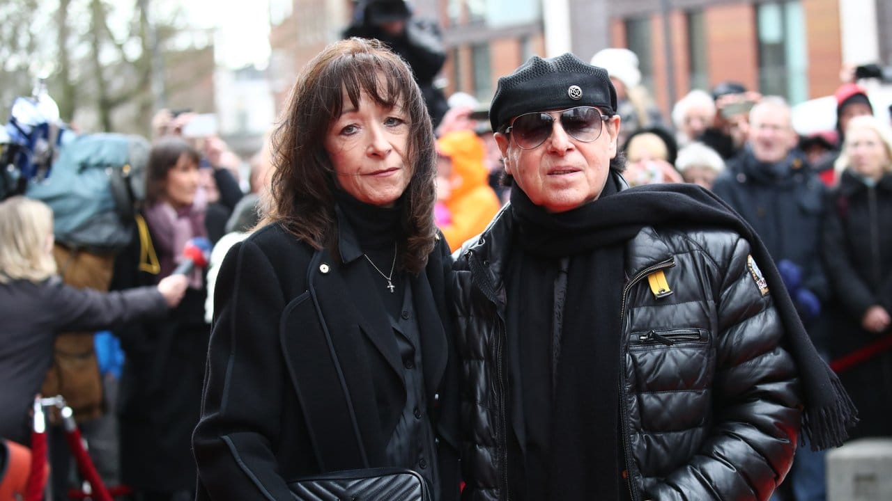Scorpions-Sänger Klaus Meine nimmt mit seiner Frau Gabi Abschied von Jan Fedder. Scorpions-Sänger Klaus Meine nimmt mit seiner Frau Gabi Abschied von Jan Fedder.
