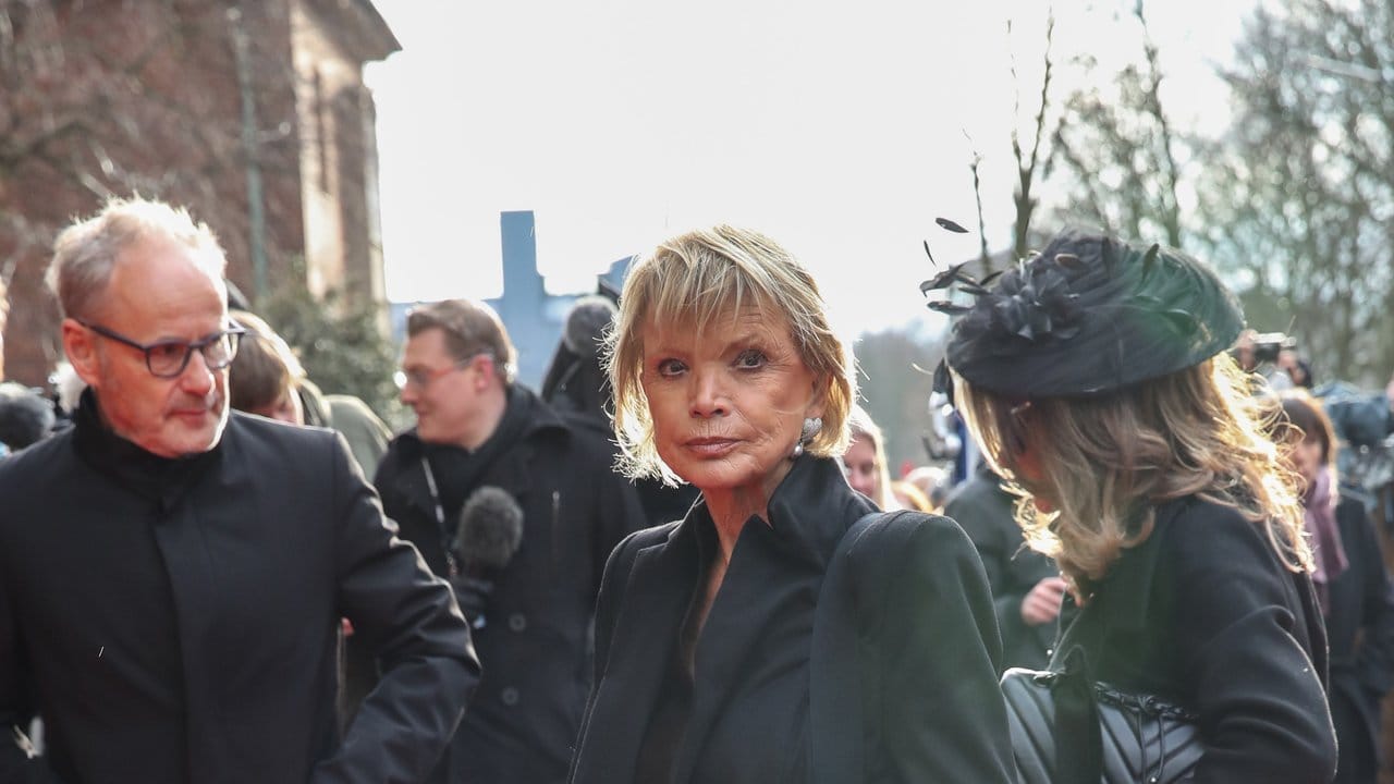 Uschi Glas gehört zu den Trauergästen. Uschi Glas gehört zu den Trauergästen.