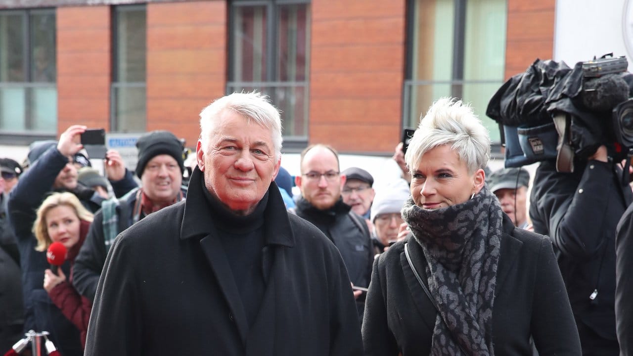 Heinz Hoenig, der mit seiner Frau Annika zur Trauerfeier kommt, hat mit Jan Fedder zusammen in "Das Boot" gespielt.