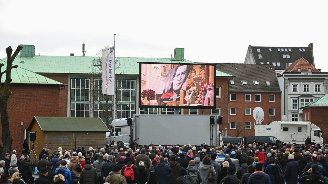 Die Trauerfeier im Michel wird auf einer Leinwand übertragen.