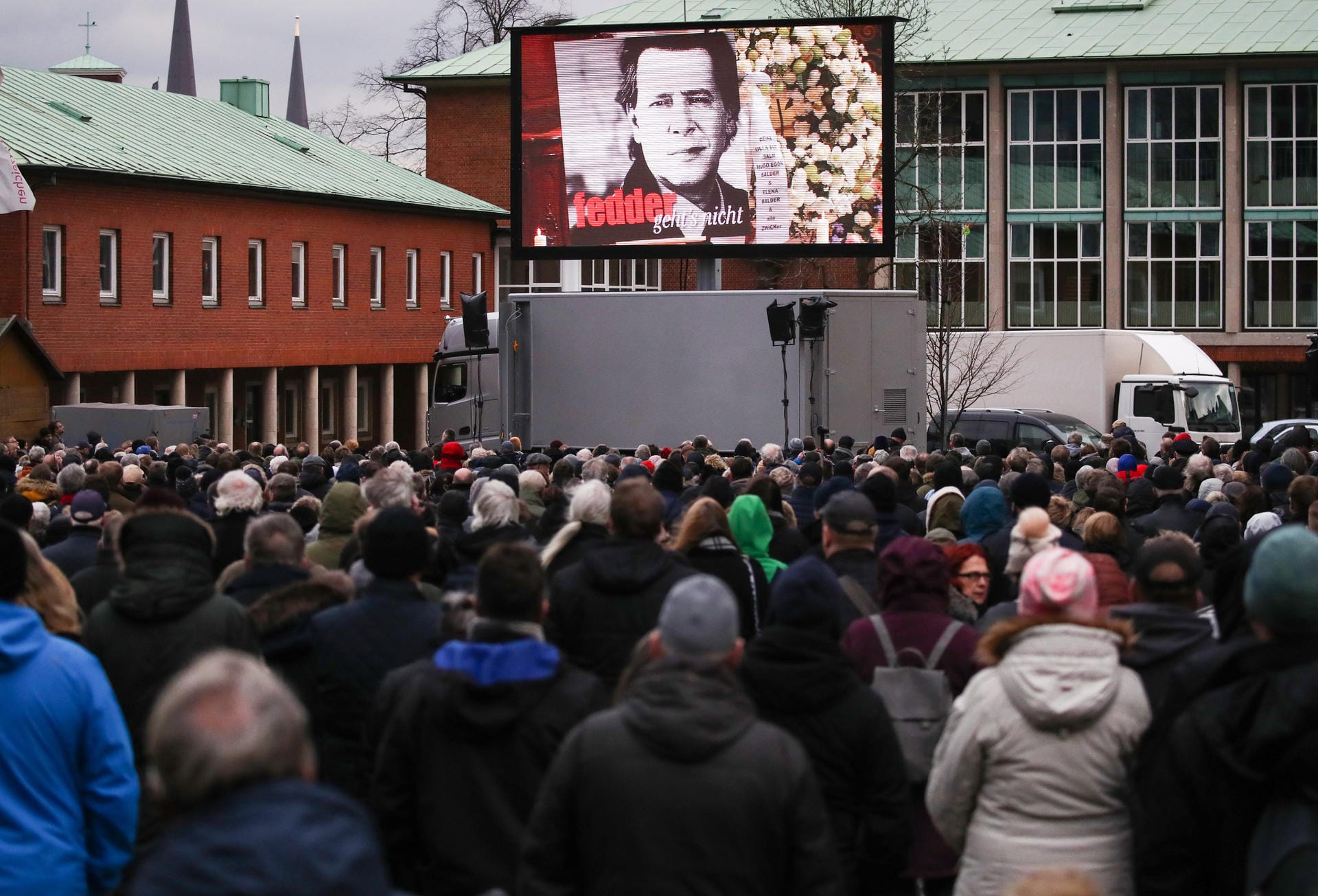 Viele Menschen sammelten sich bei der Übertragung der Trauerfeier vor der Kirche in Hamburg