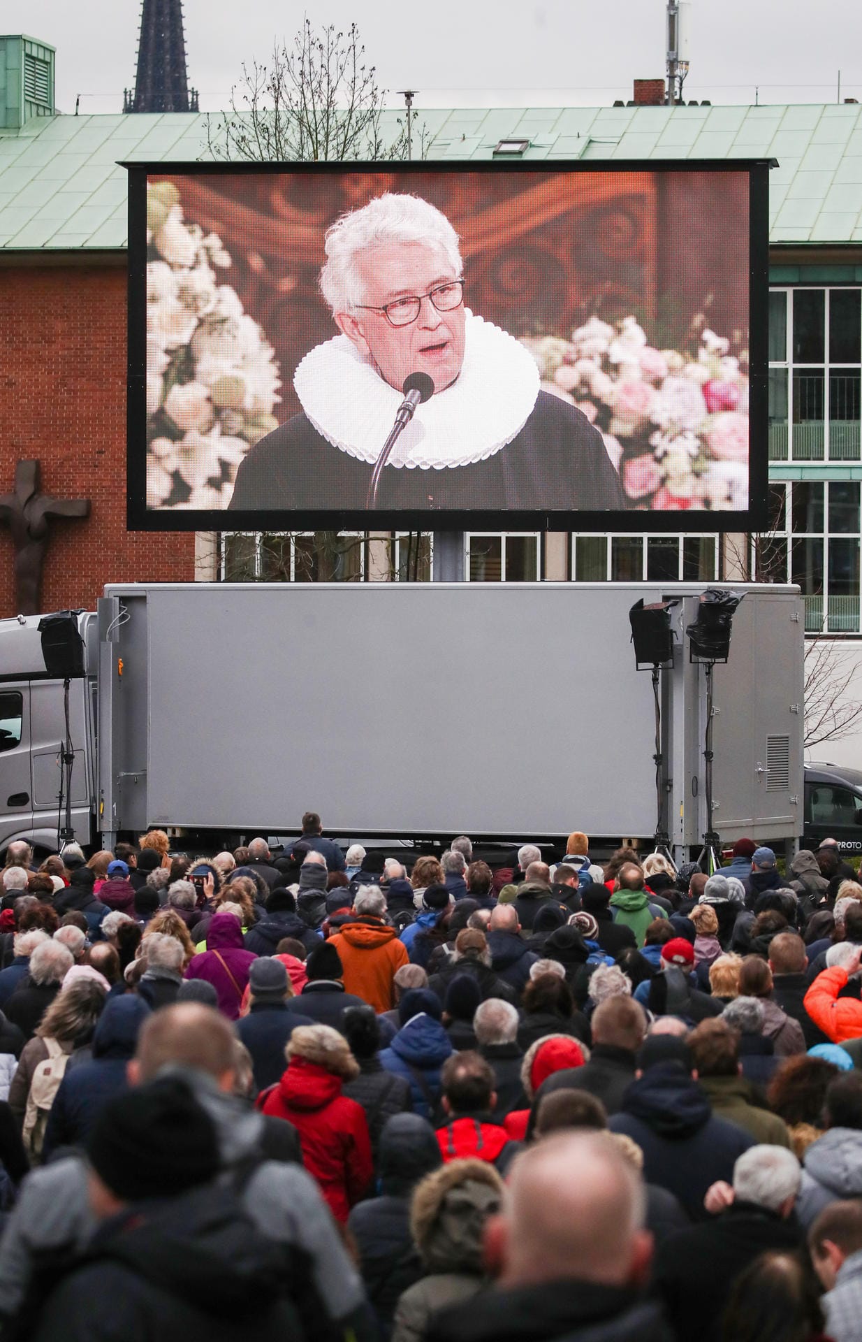Die Ansprache von Pastor Alexander Röder während der Trauerfeier für den Schauspieler Jan Fedder ("Großstadtrevier") im Michel wurde vor der Kirche auf eine Leinwand übertragen. Fedder war am 30. Dezember gestorben.