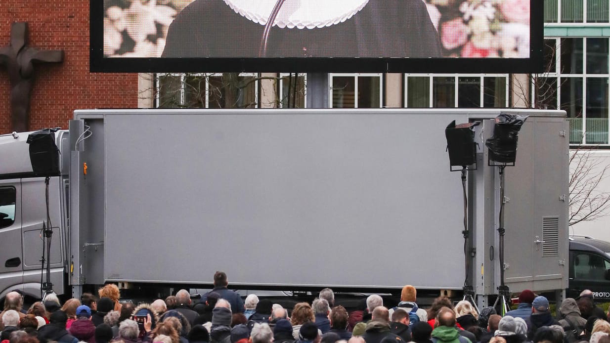 Die Ansprache von Pastor Alexander Röder während der Trauerfeier für den Schauspieler Jan Fedder ("Großstadtrevier") im Michel wurde vor der Kirche auf eine Leinwand übertragen. Fedder war am 30. Dezember gestorben.