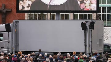 Die Ansprache von Pastor Alexander Röder während der Trauerfeier für den Schauspieler Jan Fedder ("Großstadtrevier") im Michel wurde vor der Kirche auf eine Leinwand übertragen. Fedder war am 30. Dezember gestorben.