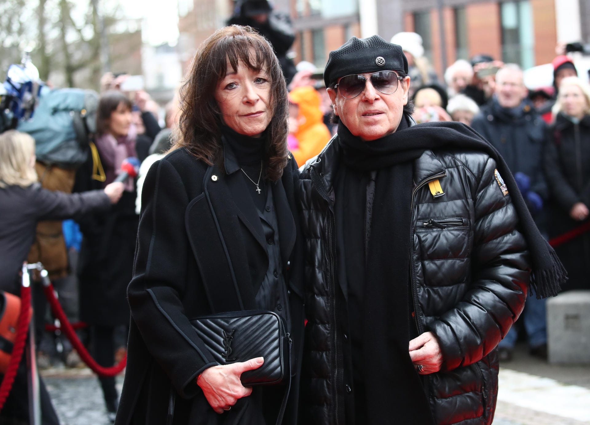 Sänger Klaus Meine und seine Frau Gabi kamen zur Trauerfeier im Michel.
