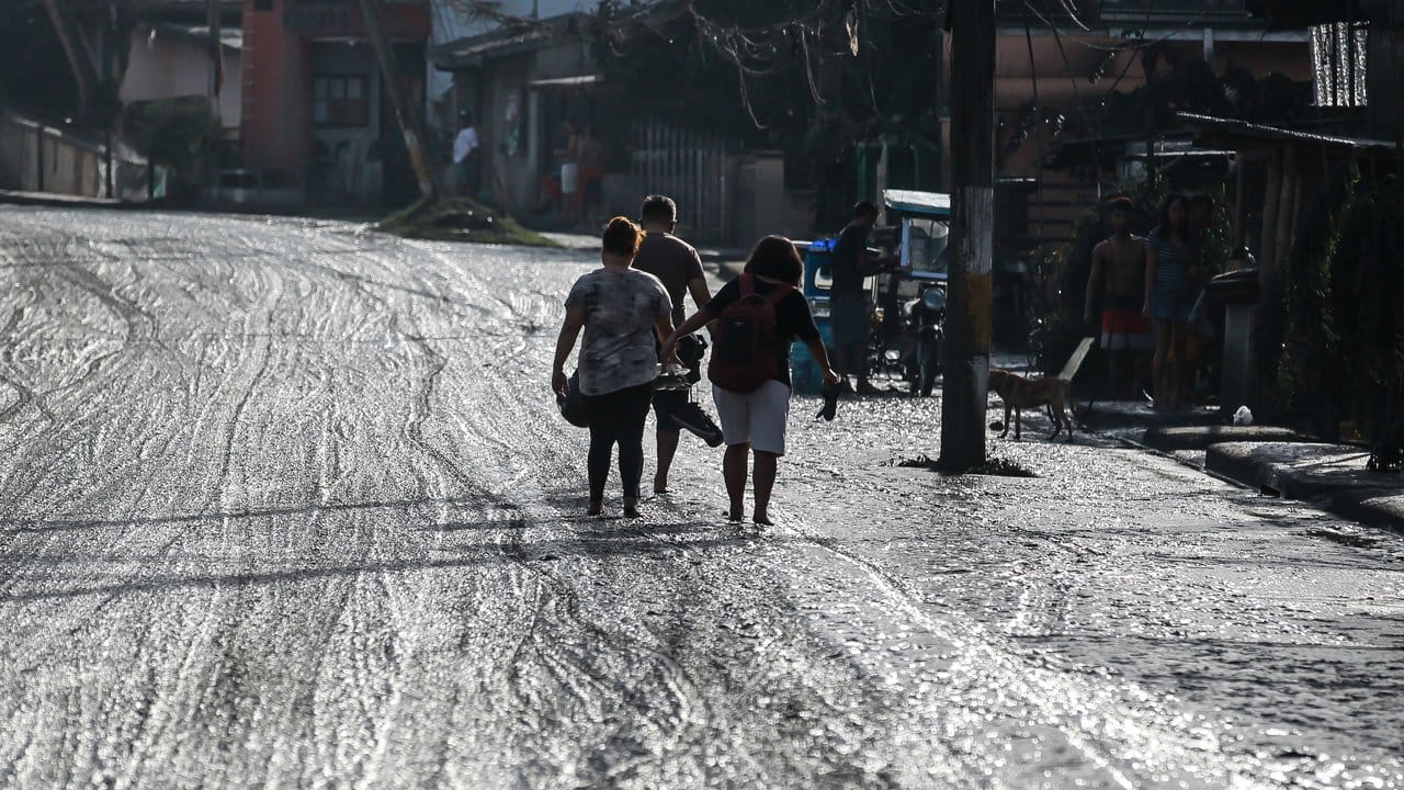 Eine Straße auf der philippinischen Hauptinsel Luzon ist von Asche bedeckt. Eine Straße auf der philippinischen Hauptinsel Luzon ist von Asche bedeckt.