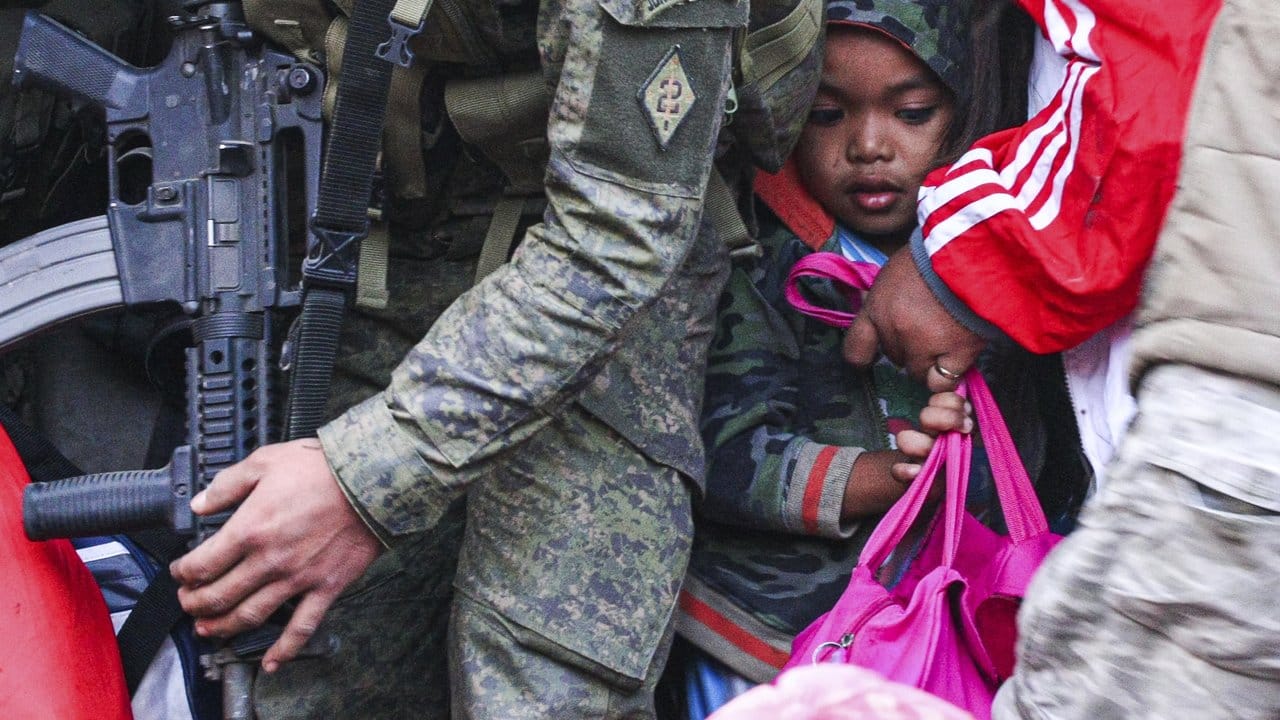 Ein Mädchen aus der Stadt Batangas wartet gemeinsam mit anderen Bewohnern auf ein Militärfahrzeug, das sie zu einem Evakuierungszentrum bringen soll. Ein Mädchen aus der Stadt Batangas wartet gemeinsam mit anderen Bewohnern auf ein Militärfahrzeug, das sie zu einem Evakuierungszentrum bringen soll.
