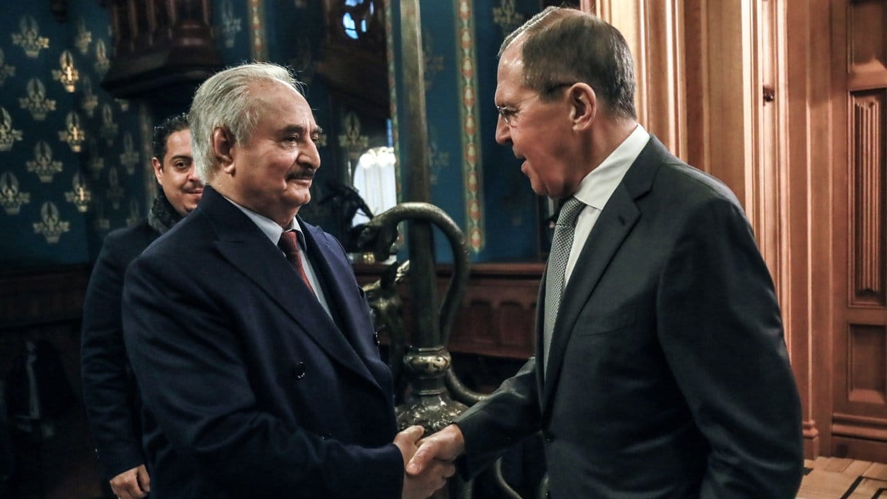 General Chalifa Haftar (l) und Russlands Außenminister Sergej Lawrow in Moskau.
