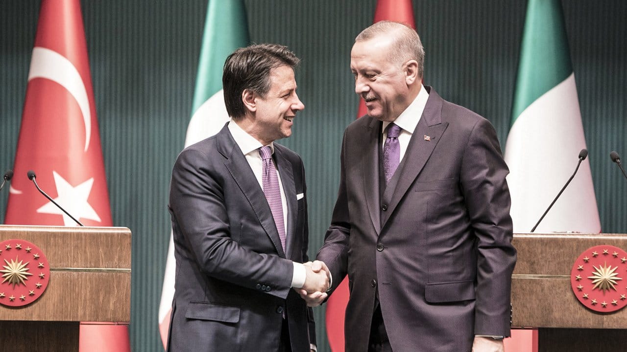 Der türkische Präsident Recep Tayyip Erdogan (r) und Italiens Ministerpräsident Giuseppe Conte berieten am Montag über die Lage in Libyen.