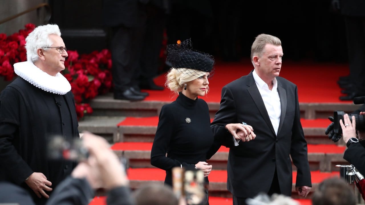 Die Witwe des Schauspielers Jan Fedder, Marion Fedder, wird nach der Trauerfeier von Joerg Pawlik (r) , dem Produktionsleiter des "Großstadtreviers", aus der Kirche begleitet.