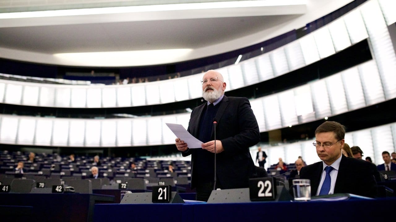 Die Kommissions-Vizepräsidenten Frans Timmermans (l) und Valdis Dombrovskis stellen den "Green Deal" im Europaparlament in Straßburg vor.