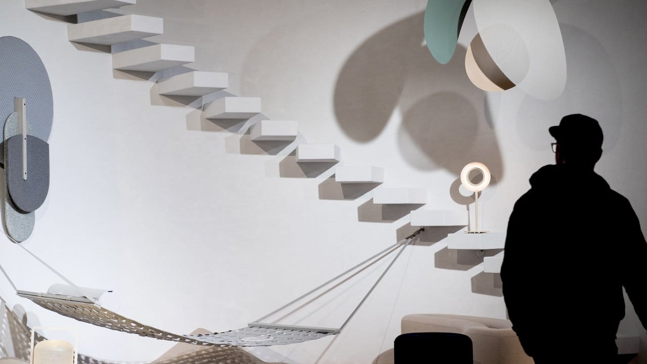 Eine Hängematte lädt zum Entspannen ein - diese Wohnvision von MUT Design können Besucher bei "Das Haus" auf der Internationalen Möbelmesse IMM in Köln sehen.