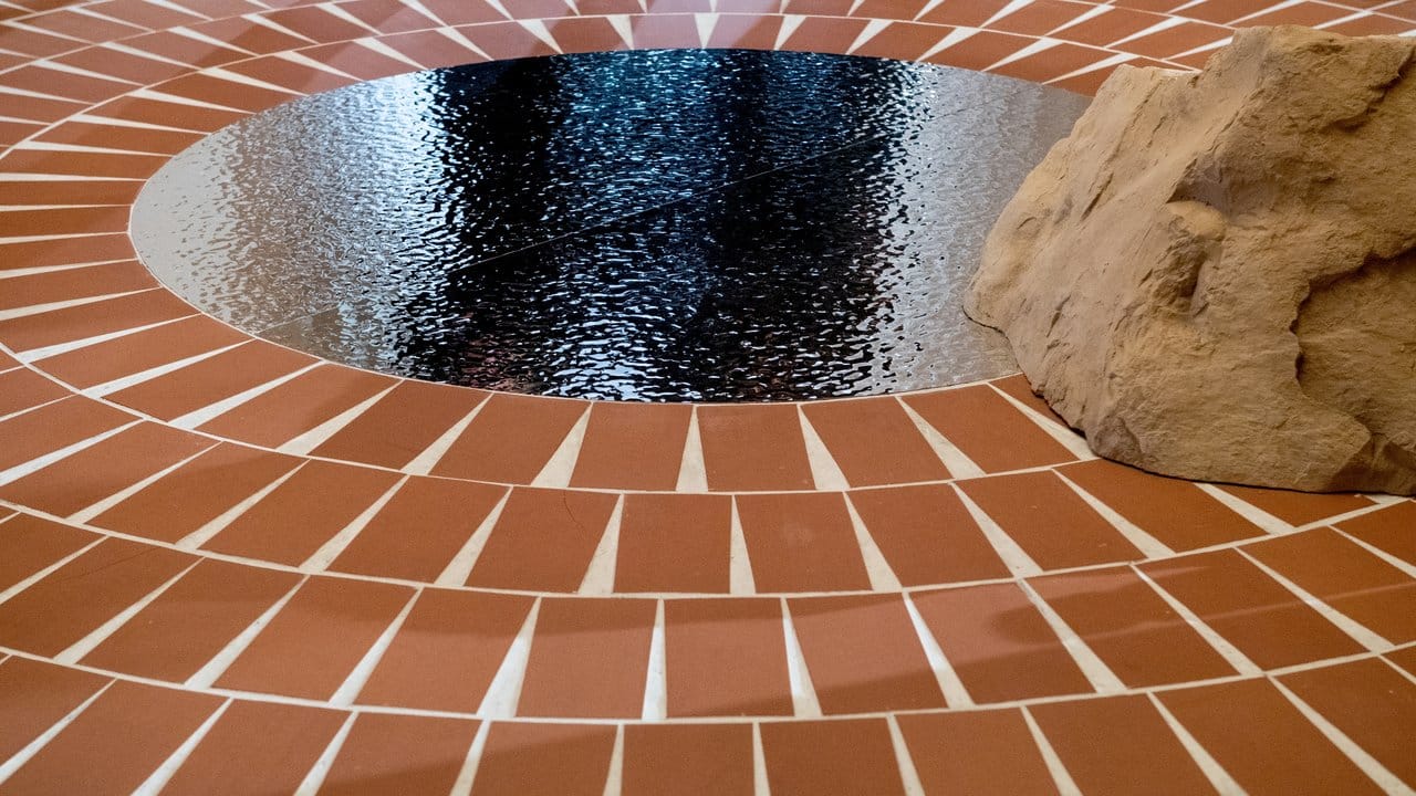 Bei der Wohnvision von MUT Design laufen die Terrakotta-Fliesen wie Sonnenstrahlen in der Mitte des runden Grundrisses zusammen und treffen sich bei einer angedeuteten Wasserstelle.