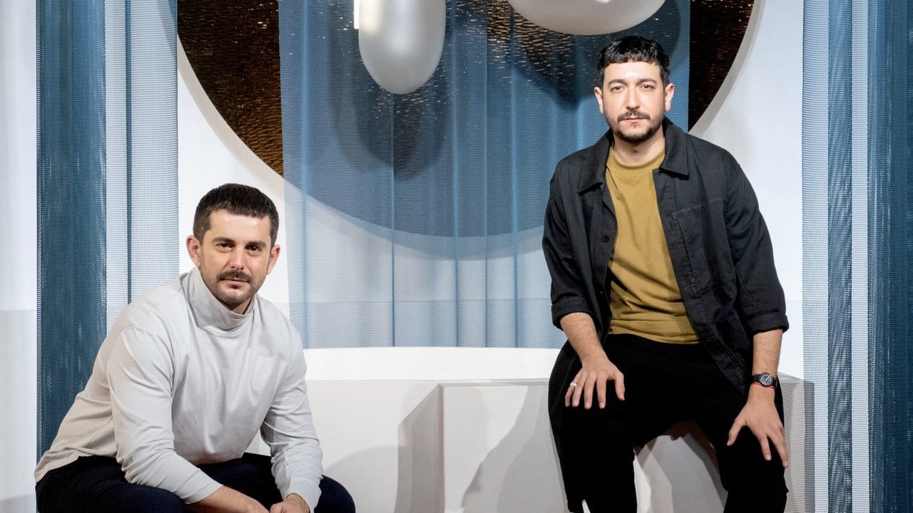 Alberto Sánchez (links) und Eduardo Villalón von MUT Design präsentieren ihre Wohnvision bei "Das Haus" auf der Internationalen Möbelmesse IMM in Köln.